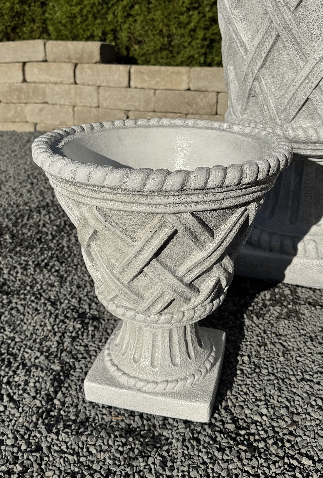 Small Tudor Weave Pedestal Planter
