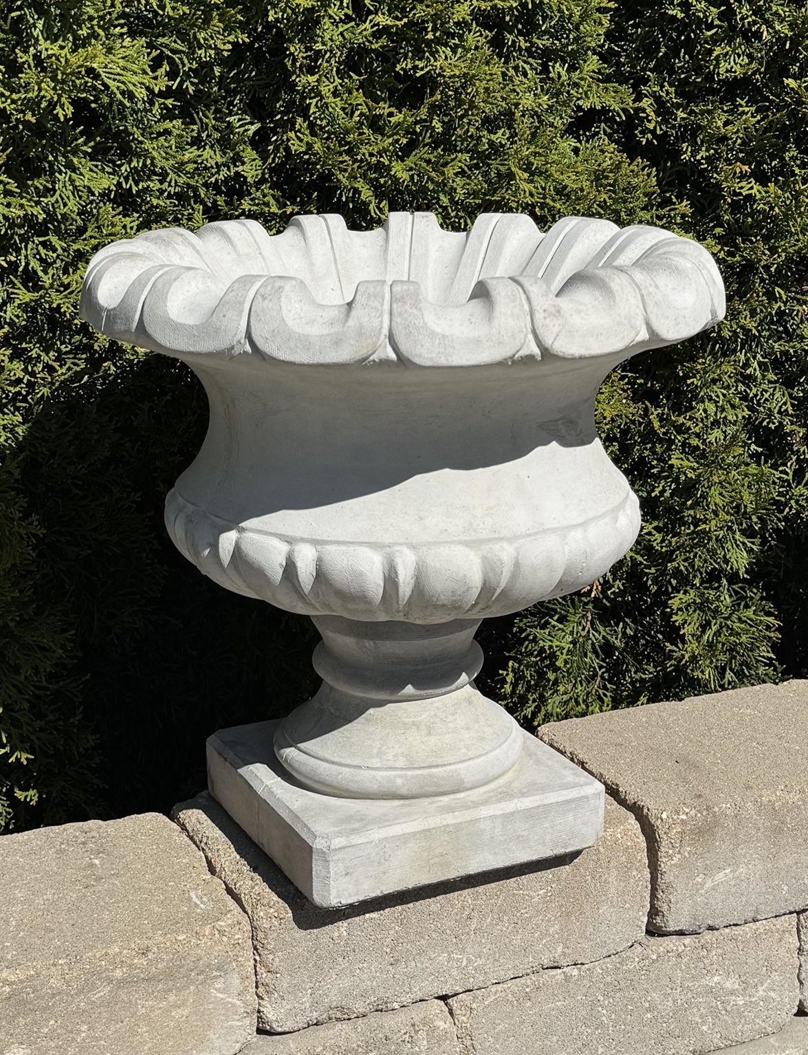 Regent Scallop Urn